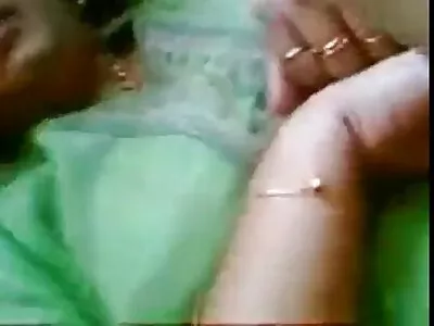 İnce sürtük yerli türk porno kankasının traş bokunu parlatıyor