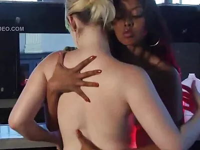 Güzellik ile doğal yerli türbanlı porno izle göğüsleri ve harika seks