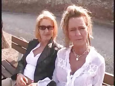 Sıcak kudurgun yerli bir civciv tıraş olur