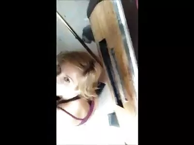 esmer bebeğim yeni yerli porno dizlerinin üzerinde