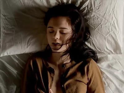 Tatlı yerli sex porno genç bize çoraplarını ve İncil'i gösteriyor