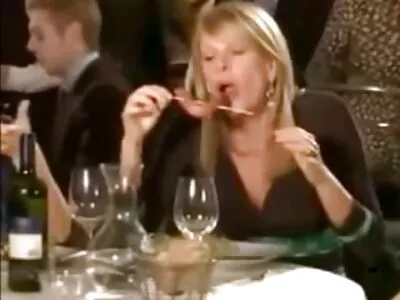 Yani güzel sarışın milf eş eğlence ile koca pazar gecesi ve bu yerlisikişi videoyu yapmak