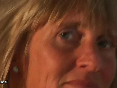 sarışın hottie içinde çizgili çorap çalışır amatör yerli sex ona adam