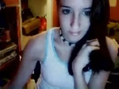 Sıska türk yerli porno bir sürtük kıyafetini kaybeder