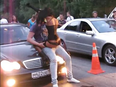 Sarışın genç, ince porno yerli türbanlı çük ile doldurulmuş deliğine sahiptir.