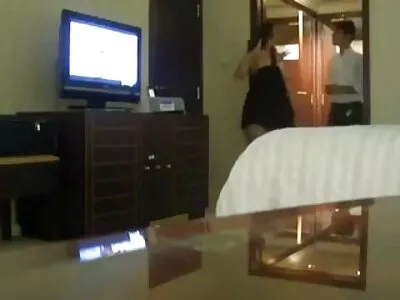 Şımarık esmer kız arkadaş kırlangıçlar onun çük ve sürmek o yerli şikiş